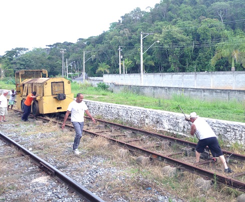 Voluntários puxando locomotiva francesa nov 2014.jpg